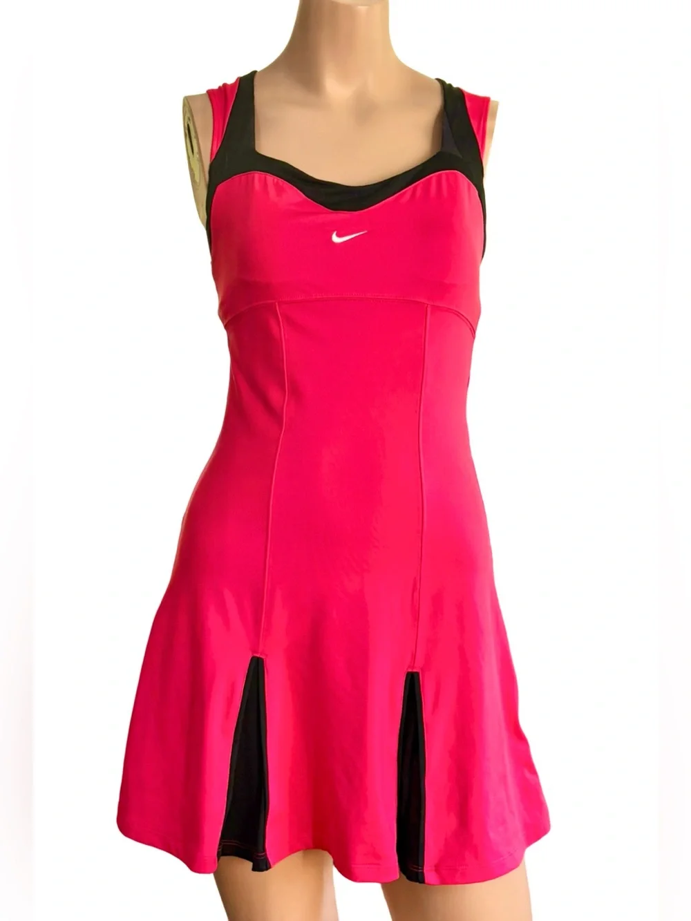 nike red tennis dress Women's Court Advantage ribbed panels at the underarms for added stretch on swings Court Slam Tennis Dress (Women)